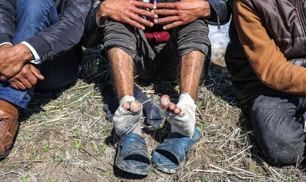 İnsanlık dramı! Akın akın çıplak ayak Türkiye'ye geliyorlar