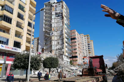 Artçı deprem binaları yıktı!