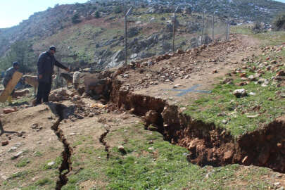 Deprem dehşeti: 2 metre derinliğinde yarıklar oluştu!