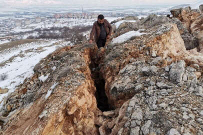 Korkunç manzara: Deprem dağı ikiye ayırmış!