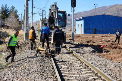 Depremler bin 275 kilometrelik demiryolu hattına zarar verdi