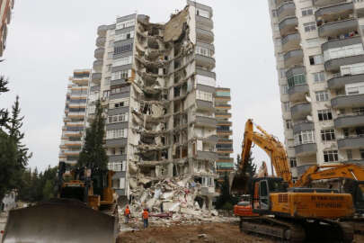 Depremde yarısı yıkılan apartmanın yıkımına başlandı 