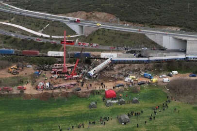 İki tren kafa kafaya çarpıştı:! Onlarca ölü var