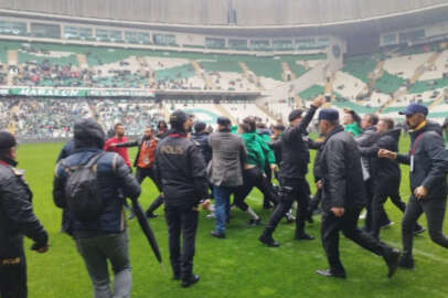 Bursaspor-Amedspor maçı öncesi saha savaş alanına döndü