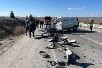 Kütahya'da minibüs ile süt tankeri çarptı: 1 ölü