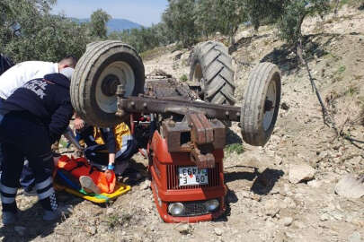  Devrilen traktörün altından yardım istedi