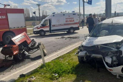 Otomobille çarpışan traktör ikiye ayrıldı