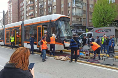  Eskişehir'de feci kaza! Ayağı raylara takılan kadın tramvay altında...