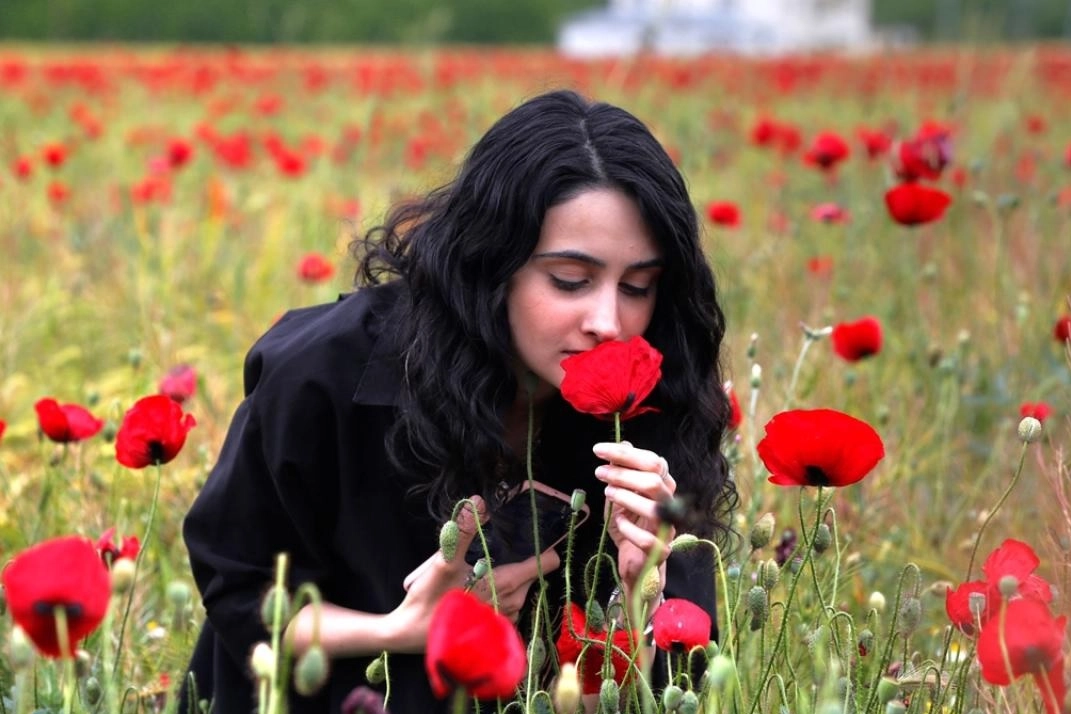 Elazığ'da doğaseverler, gelincik tarlasındaki renk cümbüşünü fotoğraflayarak kayıt altına aldı.