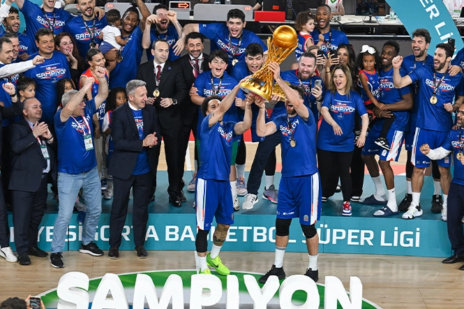 Anadolu Efes şampiyonluk kupasını aldı