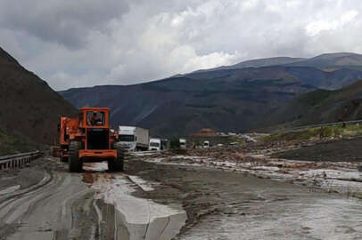 Erzincan-Sivas kara yolu ulaşıma kapandı