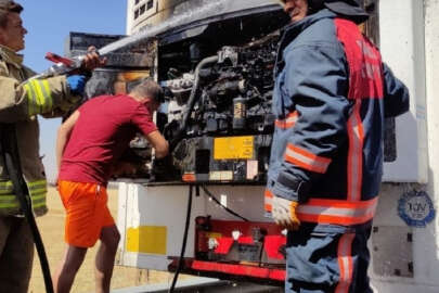 Mardin'de dondurma yüklü tır alev alev yandı