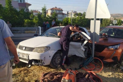 Antalya'da kontrolsüz kavşakta kaza!