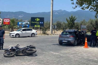 Balıkesir Edremit'te motosiklet otomobile çarptı!