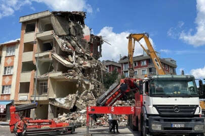 İstanbul Kartal'da iş makinesi devrildi!