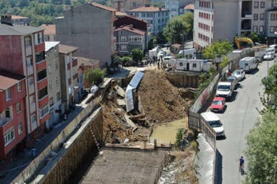 İstanbul'da istinat duvarı çöktü!