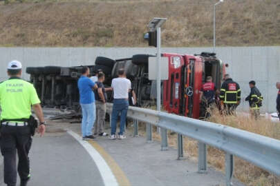 Amasya’da un yüklü TIR devrildi, sürücü hayatını kaybetti