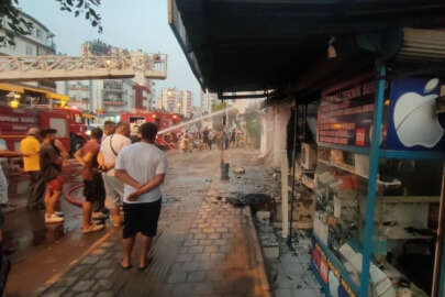 Antalya'da çıkan yangında iki iş yeri küle döndü