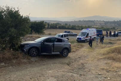 Ağaca çarpan otomobilde bilekleri ve boynu kesilmiş erkek cesedi bulundu