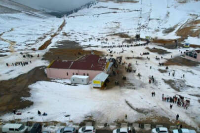 Depremin yıl dönümünü unutturmak için kayak merkezine akın ettiler