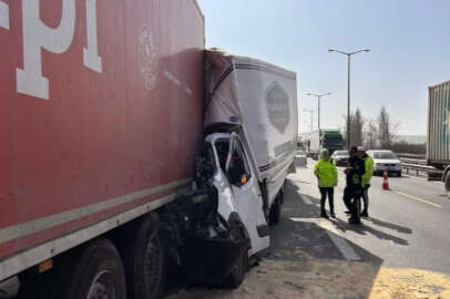 İstanbul'da TIR'a çarpan kamyonet hurdaya döndü