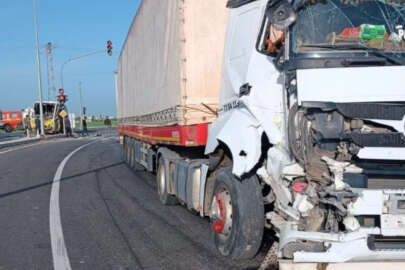 Mardin'de midibüs tırla çarpıştı