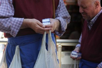 Yaşlı adam mendil satarak 2 ev aldı!