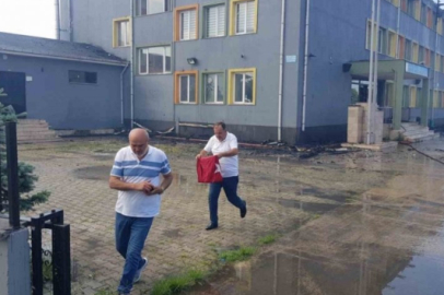 Okulun çatısı alevlere teslim oldu, polis Türk bayrağını kurtardı