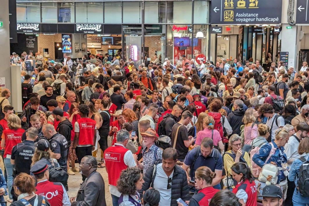 Olimpiyatlara ev sahipliği yapan Fransa'da açılış öncesi tren hatları devre dışı kaldı