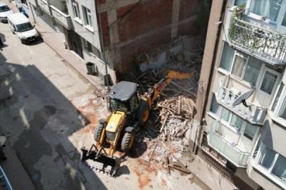 İnegöl Belediyesi metruk binaları yıkmaya devam ediyor