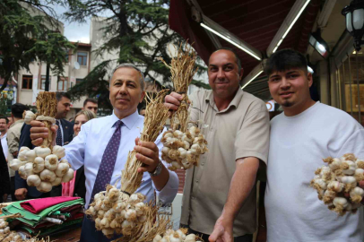 Bakan Yerlikaya, Kastamonu’da pastırma tattı, vatandaşlara çekme helva ikram etti