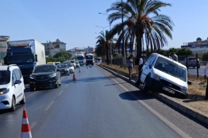 Önündeki araca çarpmamak için yağmur suyu tahliye kanalına düştü