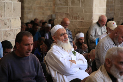 Gazze'deki Ömer Camii'nde cuma namazı