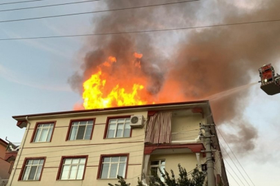 Binanın çatısı alev topuna döndü, mahalleli sokağa döküldü