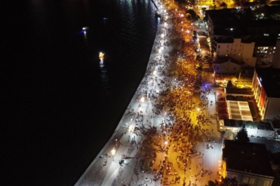 Çanakkale'de meşaleler Cumhuriyet için yandı