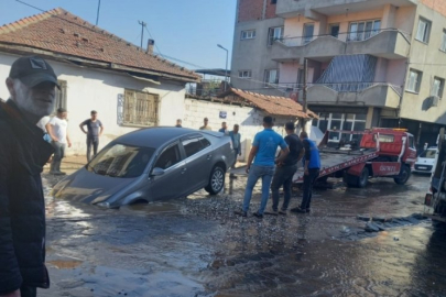 İçme suyu hattı patladı, otomobil içine düştü