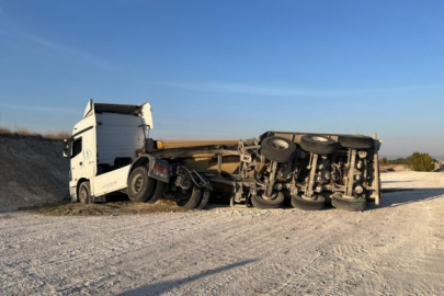 Kaza yapan 2 araca çarpmamak isterken tırı devirdi