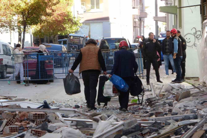 Doğalgaz patlamasında hasar gören evlerinden eşyalarını 4 gün sonra alabildiler