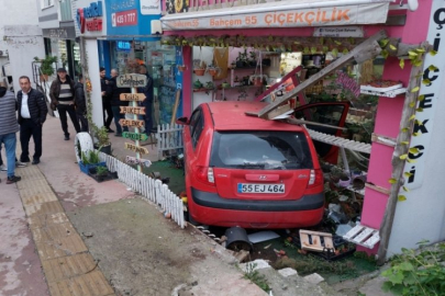 Yoldan çıkan araç çiçekçi dükkanına girdi!