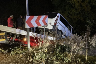 Bursa'da kontrolden çıkan minibüs dere yatağına uçtu