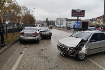 Bursa'da zincirleme kazada 1'i bebek 3 kişi yaralandı