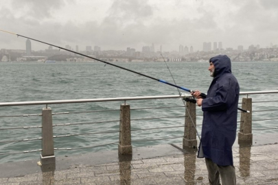 Balıkçılar lodosa rağmen balık tutmaya devam etti