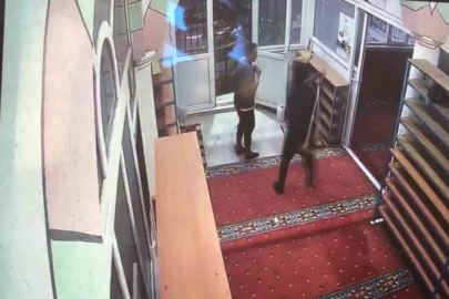 Elinde bıçakla camiye giren şahsın müezzini fırça ile kovalayıp, kapı camını kırdığı anlar kamerada