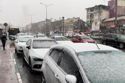 Bursa'da kent merkezi beyaza büründü!