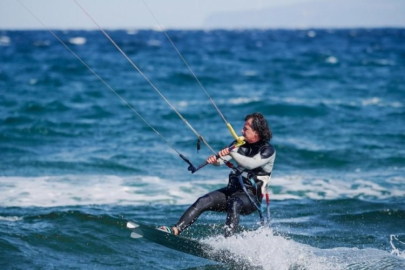 Bursa'da Ayazma plajı kiteboarding meraklılarının gözde mekanları arasında yer alıyor