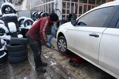 Kar yağışının ardından lastikçilerde yoğunluk