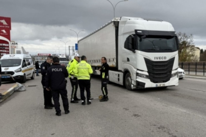 Yolun karşısına geçmek istedi: Tırın altında kaldı