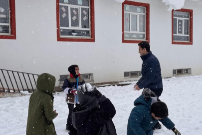 Kaymakam öğrencilerle kartopu oynadı, minikler doyasıya eğlendi