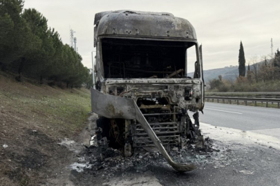 Otoyolda alev alan tırdan geriye demir yığını kaldı