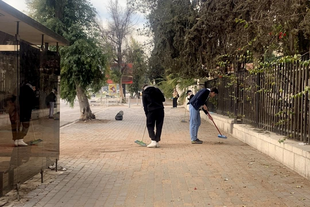 Şam'da gönüllü gençler sokakları temizliyor